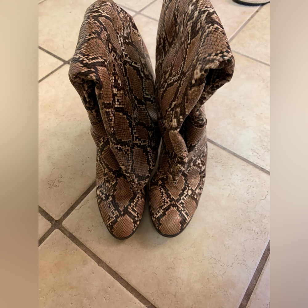 Wide leg knee heel boots